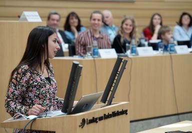 Auf dem Foto zu sehen ist Elif Aysu Karayagiz, die Vorsitzende für Externes. 